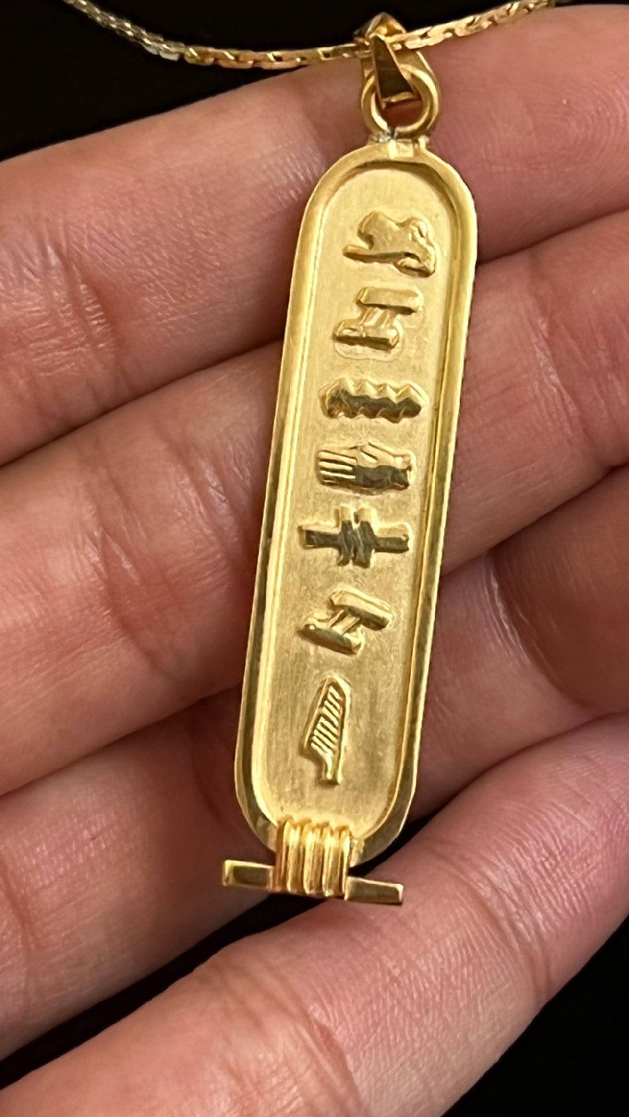 Lot - AN UNMARKED EGYPTIAN CARTOUCHE PENDANT WITH GOLD HYGRYLPHS AS WELL AS  A DAGGER BROOCH WITH ARABIC HALLMARKS. TOTAL WEIGHT 11.6G